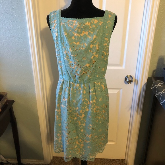 Chelsea and Violet blocked laced dress - Picture 4 of 8